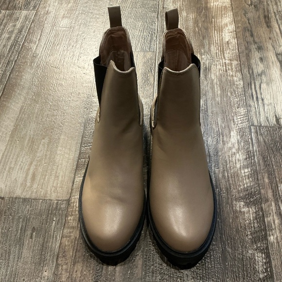 Women’s Tan Chelsea Boots Size 8 - Picture 11 of 12